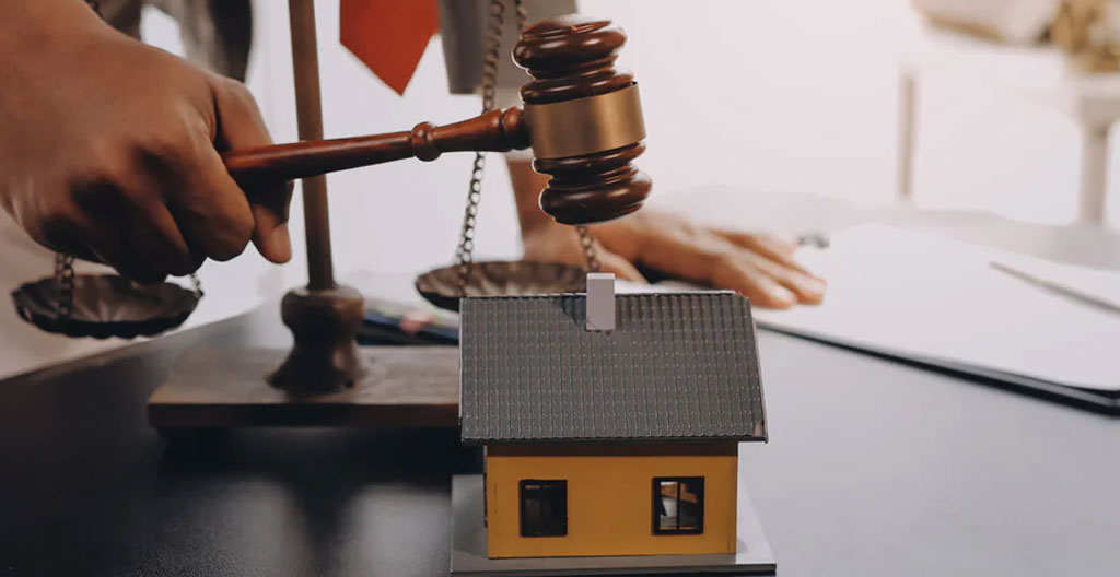 Couple senior examinant factures de charges de copropriété à domicile
